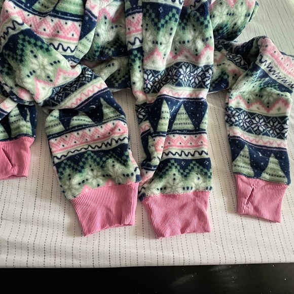 One piece Pajamas Size Small - Picture 8 of 10